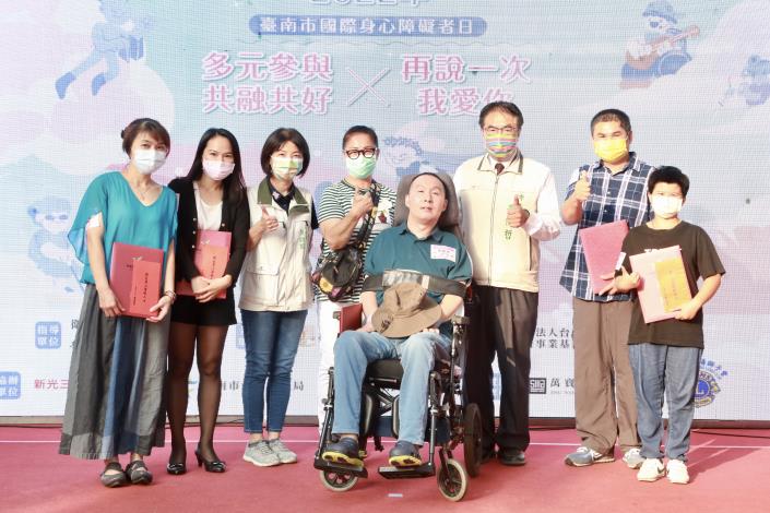 國際身障日市集溫馨登場 黃偉哲表揚傑出身障者、照顧者與身障領域工作者照片